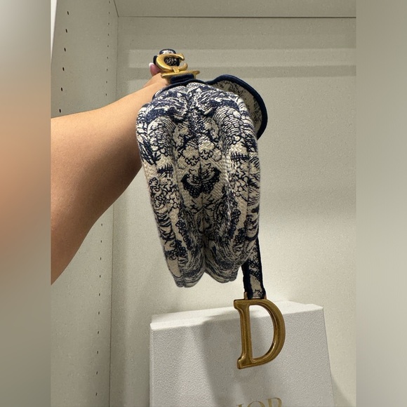 Christian Dior Canvas Embroidered Toile de Jouy Saddle shoulder Bag Blue - Picture 10 of 13